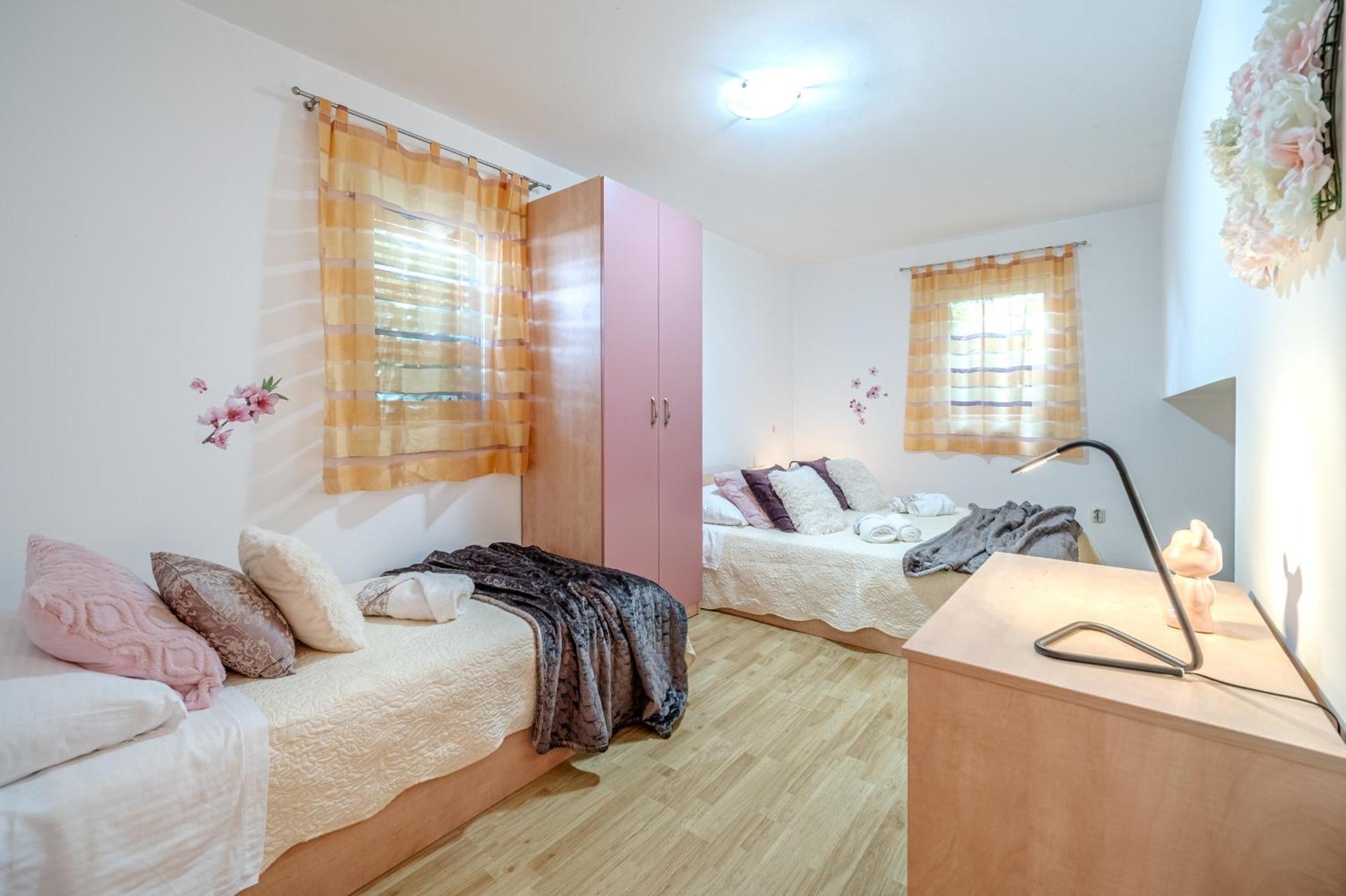 Apartment Milna - With Swimming Pool & Amazing Seaviews, Above Bijaka Beach ภายนอก รูปภาพ