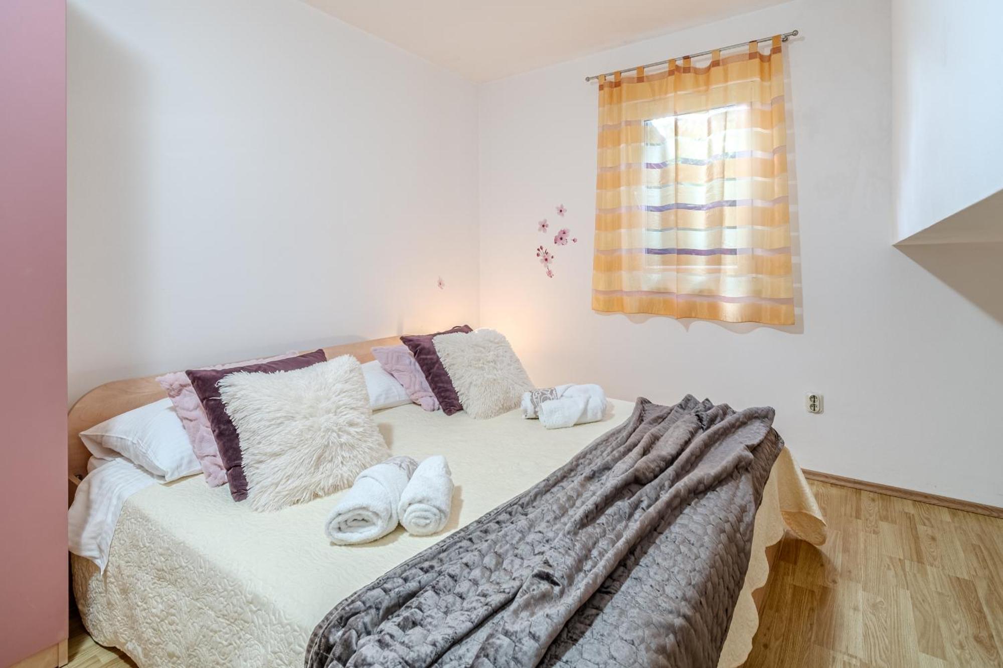 Apartment Milna - With Swimming Pool & Amazing Seaviews, Above Bijaka Beach ภายนอก รูปภาพ