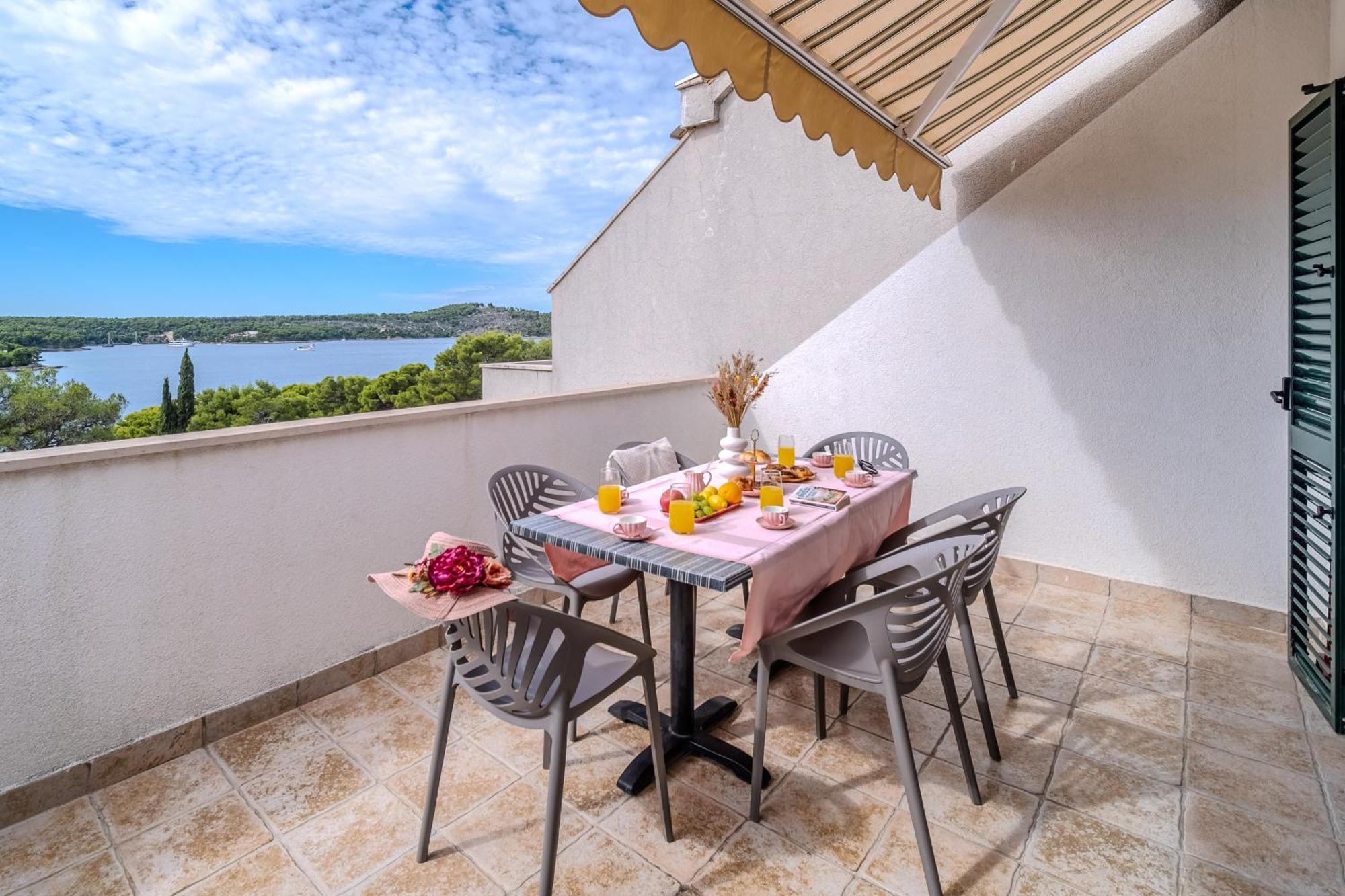 Apartment Milna - With Swimming Pool & Amazing Seaviews, Above Bijaka Beach ภายนอก รูปภาพ