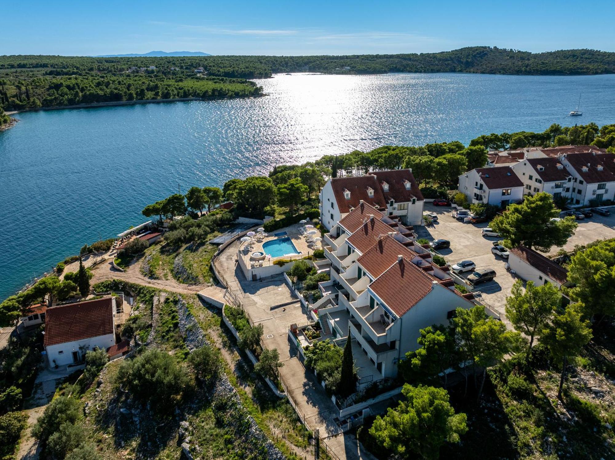 Apartment Milna - With Swimming Pool & Amazing Seaviews, Above Bijaka Beach ภายนอก รูปภาพ