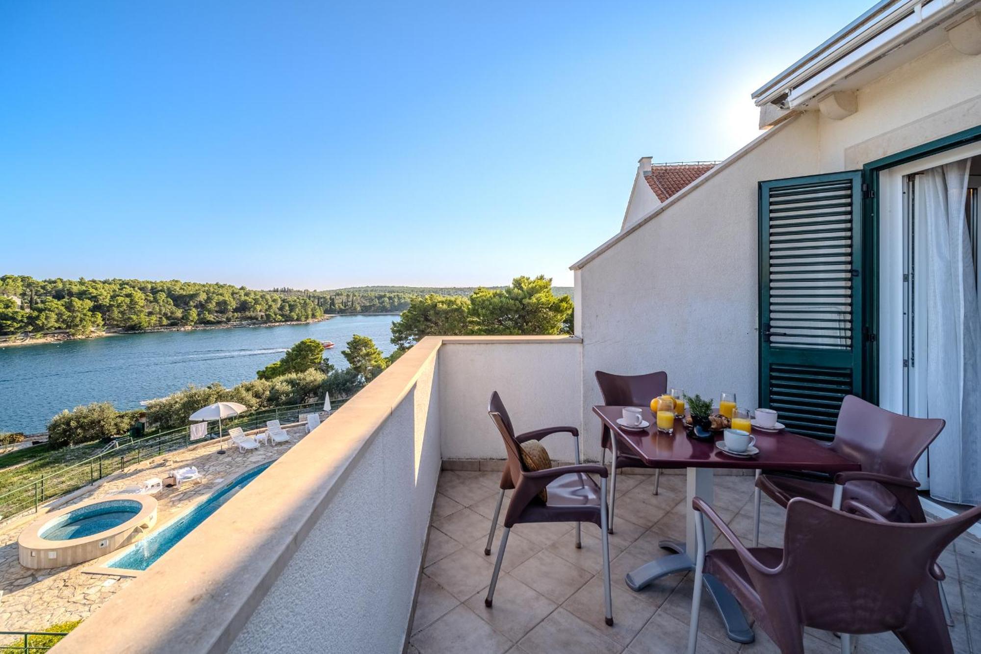 Apartment Milna - With Swimming Pool & Amazing Seaviews, Above Bijaka Beach ภายนอก รูปภาพ